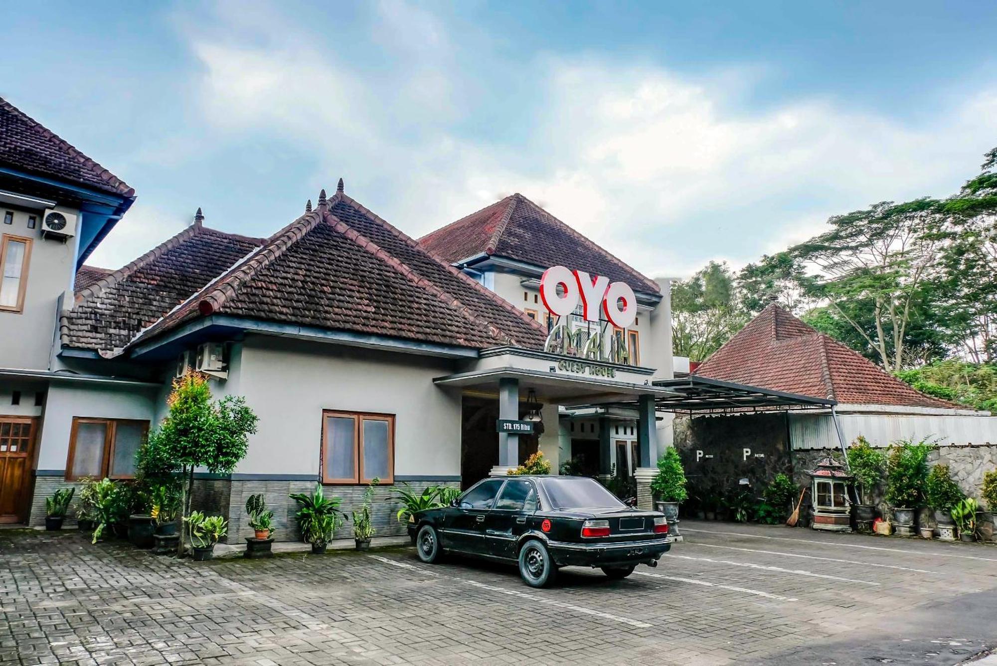Oyo 778 Guest House Amalia Malang Extérieur photo