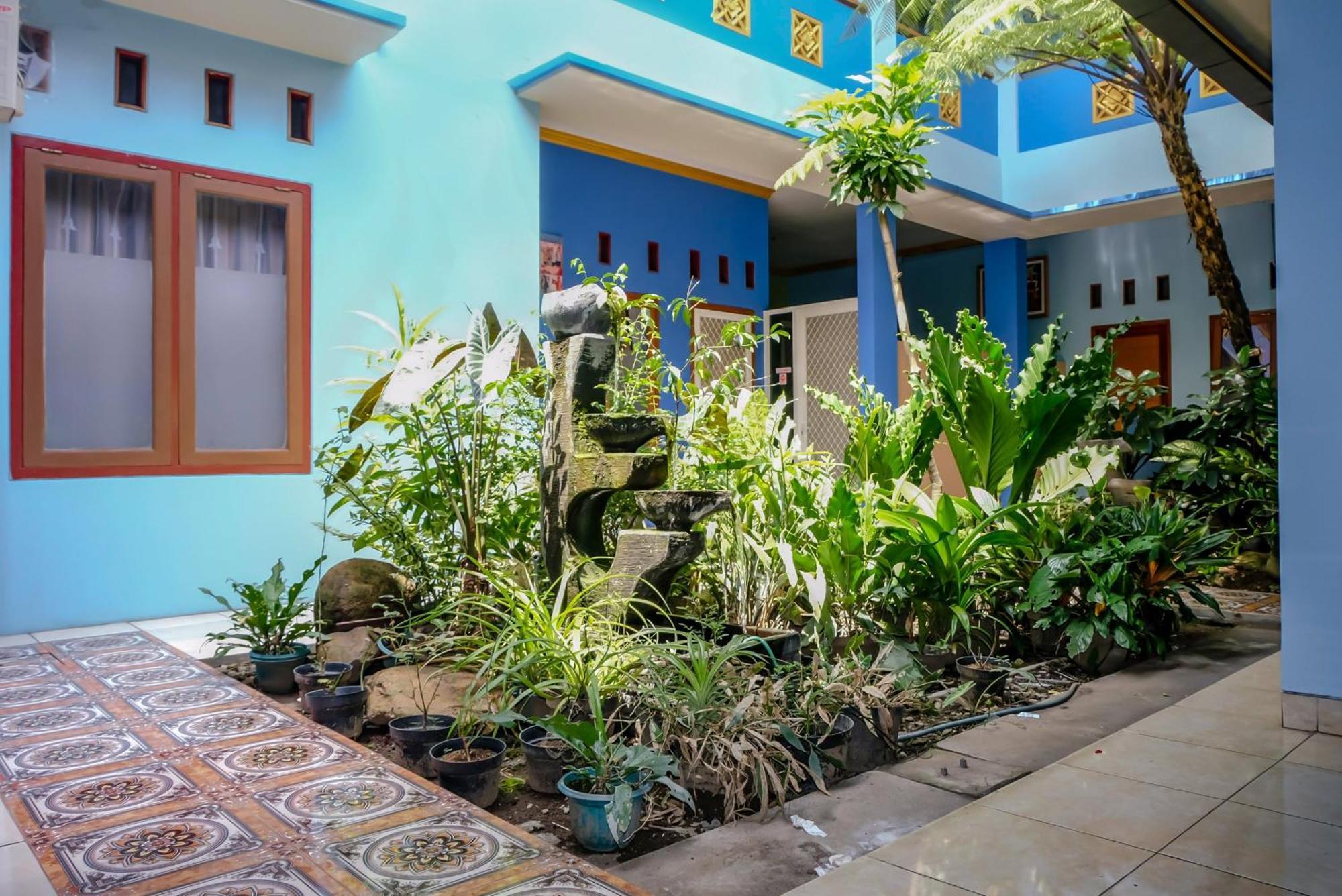 Oyo 778 Guest House Amalia Malang Extérieur photo