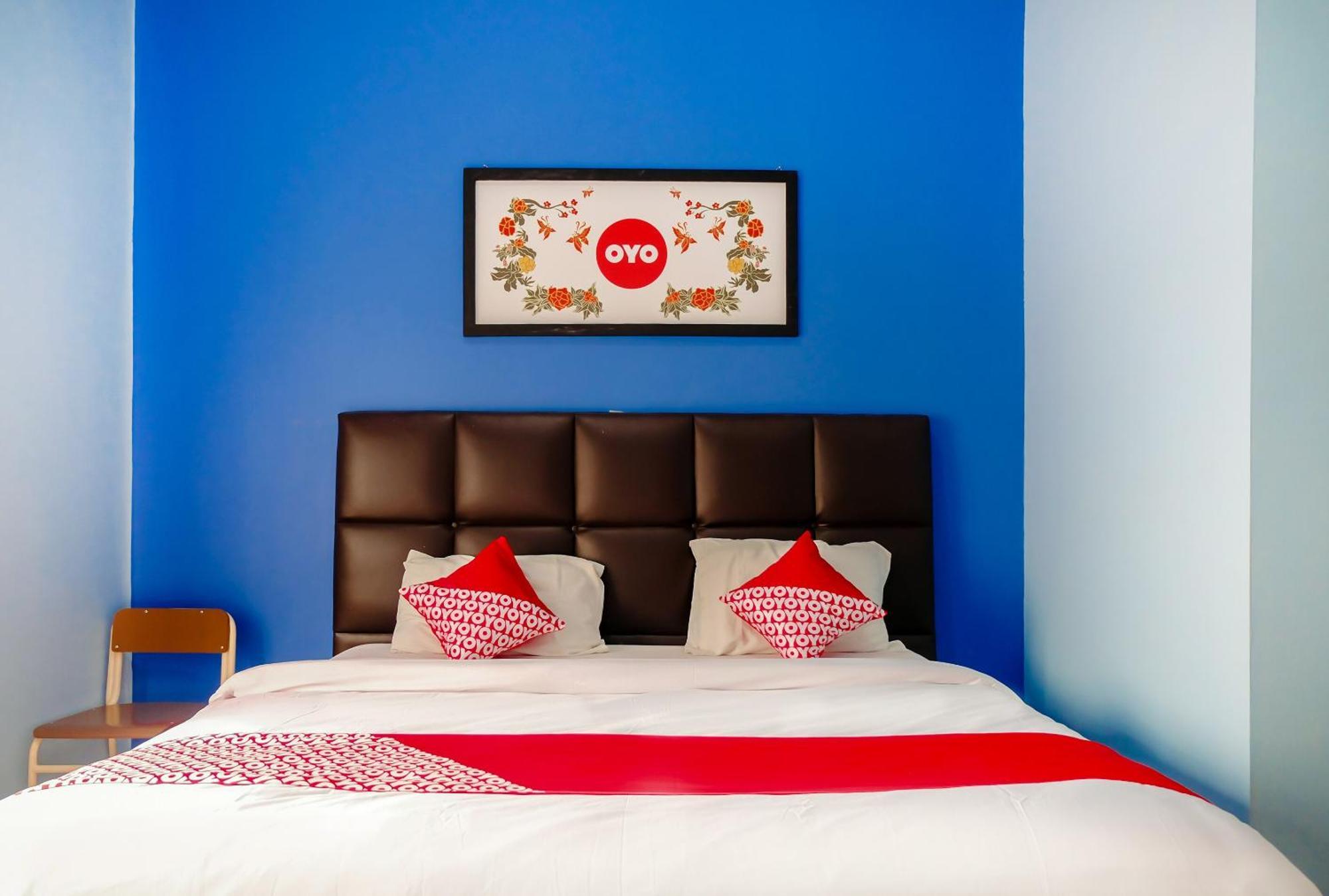 Oyo 778 Guest House Amalia Malang Extérieur photo