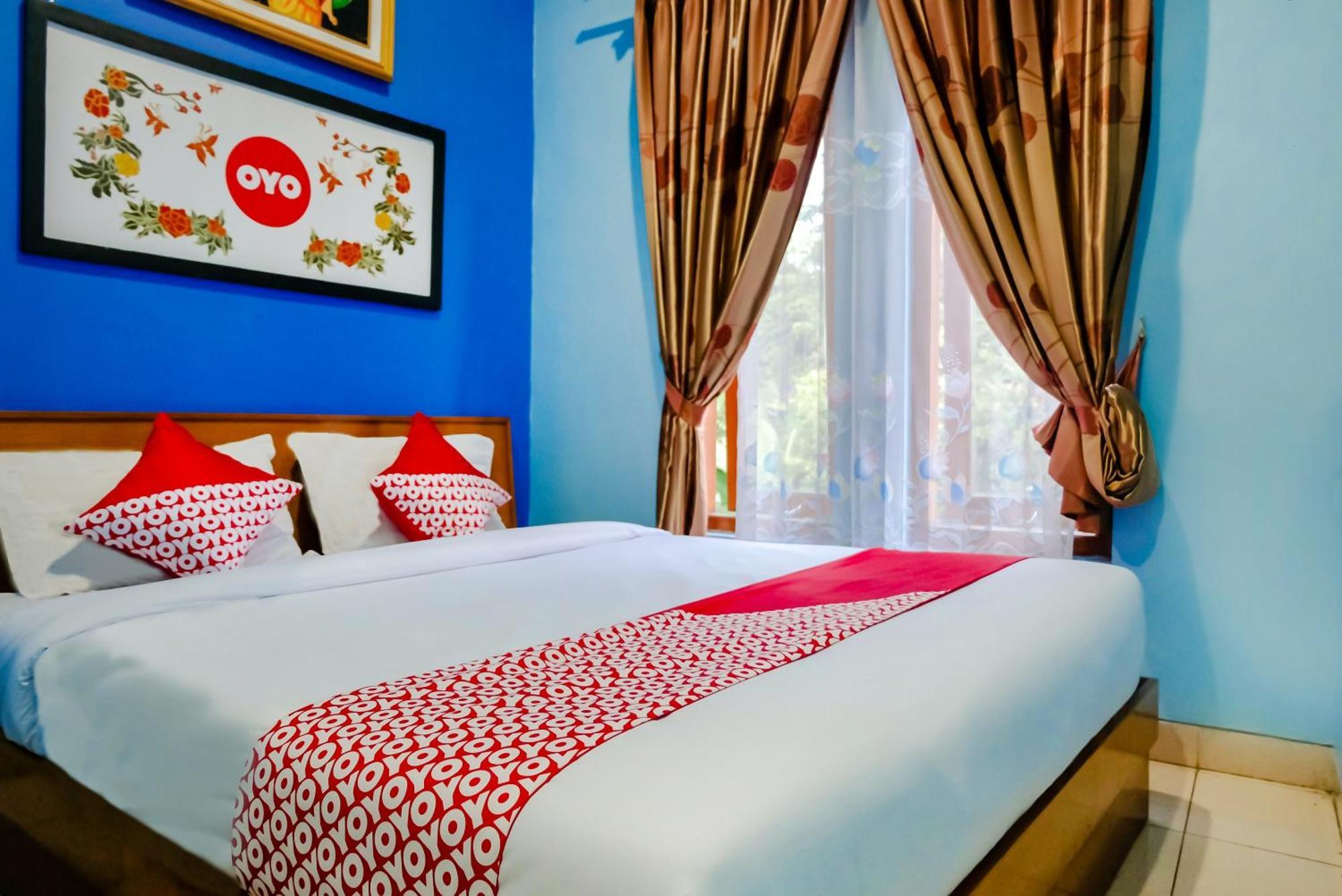 Oyo 778 Guest House Amalia Malang Extérieur photo